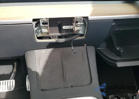 2024 Tesla Model Y z USA, uszkodzony, nr VIN 7SAYGDEF8RF041531